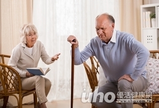 軍官O形腿 關節退化害的!