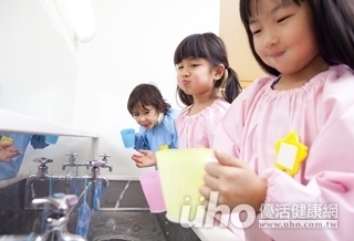 飯後含水輕咬 可降牙齒酸蝕風險