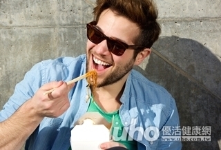 菜夾不起來 椎間凸出害的!