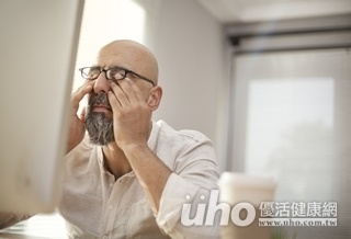 熬夜紅眼 恐為皰疹病毒上身