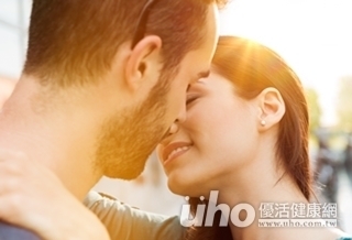 親一下就感冒 接吻病上身!