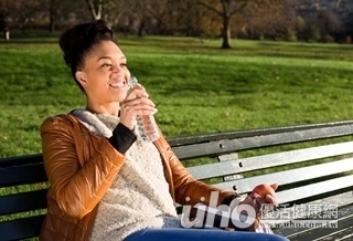 防腦部癡呆 沒事就多喝水!