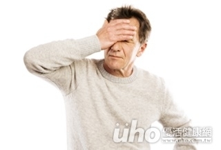 右眼陷霧霾 雷射後重見光明